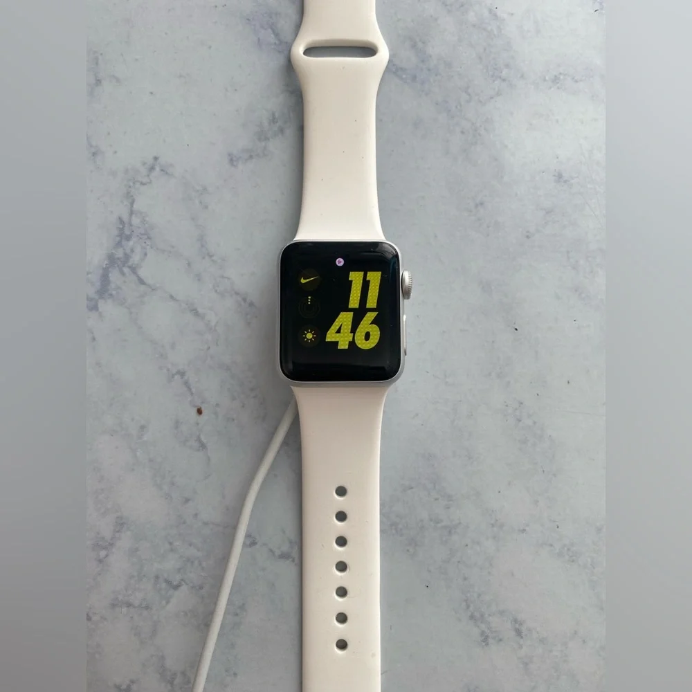 Apple Watch Series 3 [GPS 38mm] Smart Watch w/Silver Aluminum Case & Sport Band